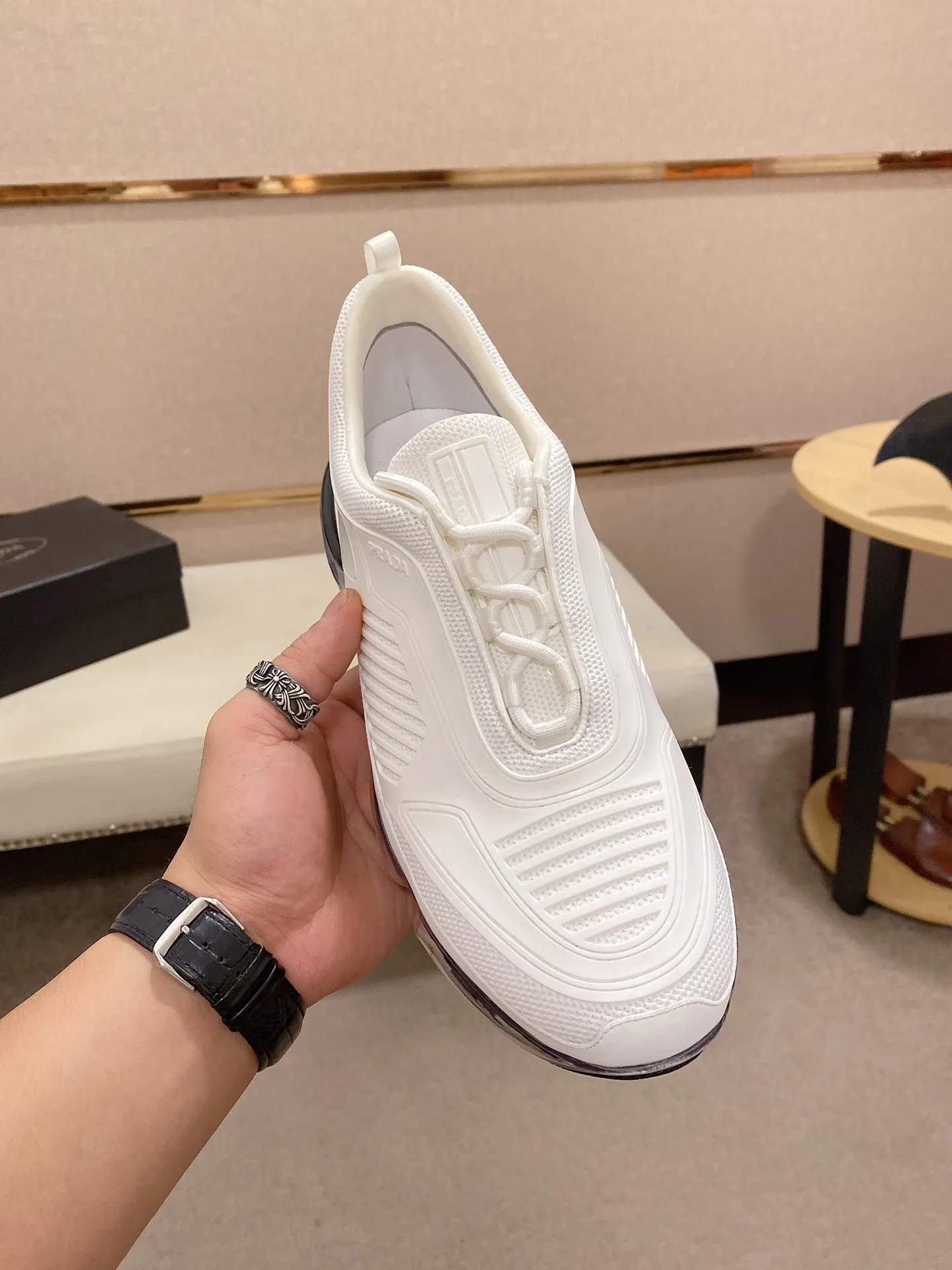 Factory price: 640💰 ✔️✔️✔️High-quality new PRADA counters are launched simultaneously. The new men's shoes and 😘fabric are made of high-tech glue-spraying technology. Lining: Full cowhide lining. 👍🏿 High-end ☄️ air-cushion molded anti-slip rubber outsole, exquisite lines, simple and elegant, comfortable and high-end for leisure travel. Code number: 38 to 45